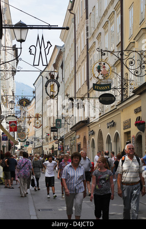 Salzburg, Österreich, Touristen in der Getreidegasse Stockfoto