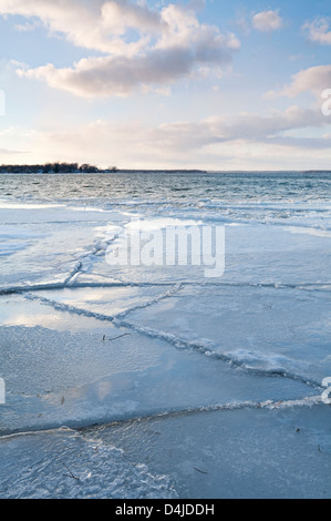 Eis in einem teilweise zugefrorenen See schweben Stockfoto