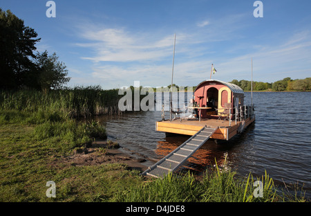 Brandenburg / Havel, Deutschland, ein Mietfloss am Ufer der Havel Stockfoto