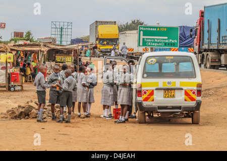 Schulbus, Autobahn-Nairobi-Mombasa, Kenia, Afrika Stockfoto