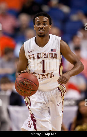 14. März 2013 - Greensboro, North Carolina, Vereinigte Staaten von Amerika - 14. März 2013: Florida State Guard Devon Bookert (1) treibt den Ball nach unten das Gericht während der Clemson Vs Florida State Spiel auf die 2013 ACC Männer Basketball-Turnier, in Greensboro, North Carolina in Greensboro Coliseum am 14. März 2013. Florida State besiegt Clemson 73-69. Stockfoto