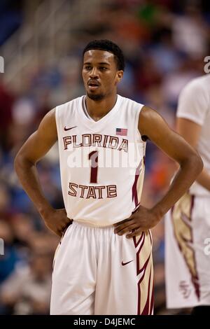 14. März 2013 - Greensboro, North Carolina, Vereinigte Staaten von Amerika - 14. März 2013: Florida State Guard Devon Bookert (1) auf dem Platz während der Clemson Vs Florida State Spiel auf die 2013 ACC Männer Basketball-Turnier, in Greensboro, North Carolina in Greensboro Coliseum am 14. März 2013. Florida State besiegt Clemson 73-69. Stockfoto