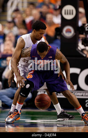 14. März 2013 - Greensboro, North Carolina, Vereinigte Staaten von Amerika - 14. März 2013: Clemson Guard Adonis Filer (3) und Florida State Guard Devon Bookert (1) gehen nach eine lockere Kugel während der Clemson Vs Florida State Spiel auf die 2013 ACC Männer Basketball-Turnier, in Greensboro, North Carolina in Greensboro Coliseum am 14. März 2013. Florida State besiegt Clemson 73-69. Stockfoto