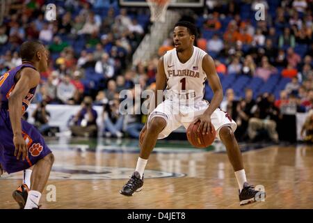 14. März 2013 - Greensboro, North Carolina, Vereinigte Staaten von Amerika - 14. März 2013: Florida State Guard Devon Bookert (1) treibt den Ball nach unten das Gericht während der Clemson Vs Florida State Spiel auf die 2013 ACC Männer Basketball-Turnier, in Greensboro, North Carolina in Greensboro Coliseum am 14. März 2013. Florida State besiegt Clemson 73-69. Stockfoto