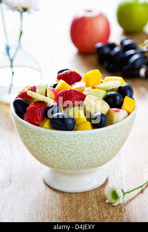 Sorten von Obst Salat in eine Schüssel geben Stockfoto