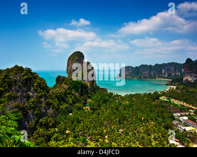 Tropischer Strand Landschaft Panorama. Railay Weststrand mit Felsen und blauem Meer. Railay, Krabi, Thailand Stockfoto