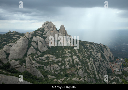 Monistrol de Montserrat, Spanien, Gipfel der Bergkette mit dem Kloster Montserrat Stockfoto