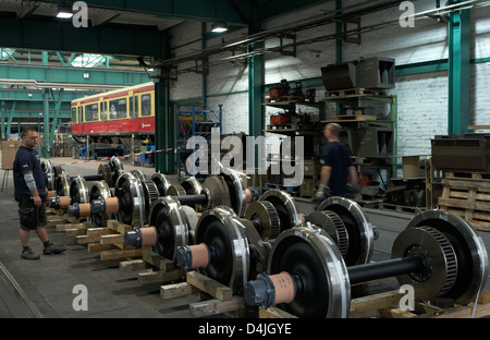 Berlin, Deutschland, in der Arbeit der neue Radsätze Berliner S-Bahn Stockfoto