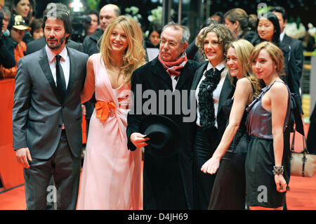 UNS Schauspieler Keanu Reeves (L-R), Blake lebhaft, Festival-Direktor Dieter Kosslick, US-Regisseur Rebecca Miller, US-Schauspielerinnen, Robin Wright Penn und Zoe Kazan, kommen bei der Premiere des Films? Das private Leben der Pippa Lee? auf der 59. Internationalen Filmfestspiele Berlin in Berlin, Deutschland, 9. Februar 2009. Der Film läuft im Wettbewerb, insgesamt 18 Filme konkurrieren um das Silber ein Stockfoto