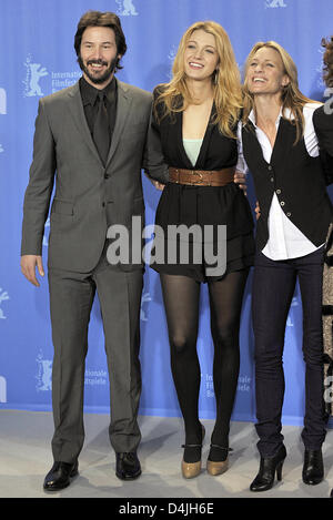 US-Schauspieler Keanu Reeves (L-R), Blake Lively und Robin Wright Penn stellen bei dem Fototermin für ihren Film? Das private Leben der Pippa Lee? auf der 59. Internationalen Filmfestspiele Berlin in Berlin, Deutschland, 9. Februar 2009. Der Film läuft im Wettbewerb, insgesamt 18 Filme konkurrieren für Silber und goldenen Bären der 59. Berlinale. Foto: Gero Breloer Stockfoto