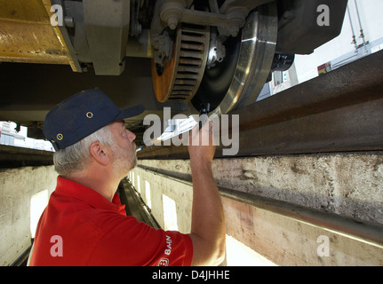 Berlin, Deutschland, Kontrolle über die Radsätze der Berliner S-Bahn Stockfoto