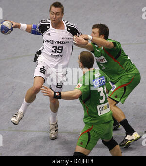 Magdeburg? s Bartosz Jurecki (C) und Andreas Rojewski (R) und Kiel? s Filip Jicha (L) gesehen in Aktion während der Handball-Bundesliga match SC Magdeburg gegen THW Kiel am Boerdelandhalle in Magdeburg, Deutschland, 10. Februar 2009. Foto: Jens Wolf Stockfoto