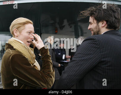 Schottische Schauspielerin und Berlinale-Jury-Präsident Tilda Swinton (L) und ihr Freund Sandro Kopp kommen an die Staatskanzlei in Berlin, Deutschland, 11. Februar 2009. Foto: Wolfgang Kumm Stockfoto