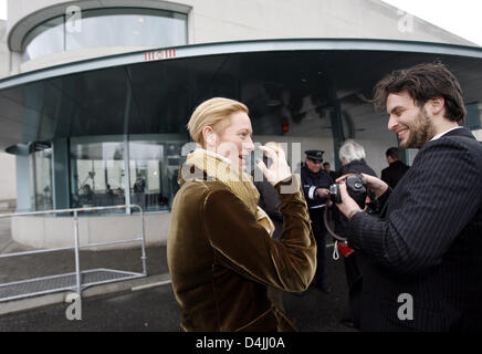 Schottische Schauspielerin und Berlinale-Jury-Präsident Tilda Swinton (L) und ihr Freund Sandro Kopp kommen an die Staatskanzlei in Berlin, Deutschland, 11. Februar 2009. Foto: Wolfgang Kumm Stockfoto