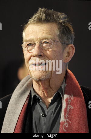 Schauspieler John Hurt im Bild während der Foto-Shooting des Films? Ein Engländer in New York? auf der 59. Internationalen Filmfestspiele Berlin in Berlin, Deutschland, 11. Februar 2009. Der Film zählt zu den 18 Filme im Wettbewerb um das Silber und goldenen Bären auf der 59. Berlinale ausgezeichnet. Die Gewinner werden am 14. Februar bekanntgegeben. Foto: Tim Brakemeier Stockfoto