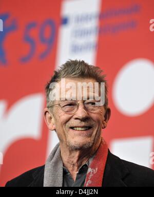 Schauspieler John Hurt im Bild während der Foto-Shooting des Films? Ein Engländer in New York? auf der 59. Internationalen Filmfestspiele Berlin in Berlin, Deutschland, 11. Februar 2009. Der Film zählt zu den 18 Filme im Wettbewerb um das Silber und goldenen Bären auf der 59. Berlinale ausgezeichnet. Die Gewinner werden am 14. Februar bekanntgegeben. Foto: Gero Breloer Stockfoto