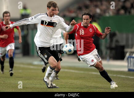 Deutschland? s Per Mertesacker (L) und Norwegen? s Thorstein Helstad in Aktion während das Freundschaftsspiel zwischen Deutschland und Norwegen im Stadium der LTU Arena in Düsseldorf, 11. Februar 2009 gesehen. Foto: Federico Gambarini Stockfoto