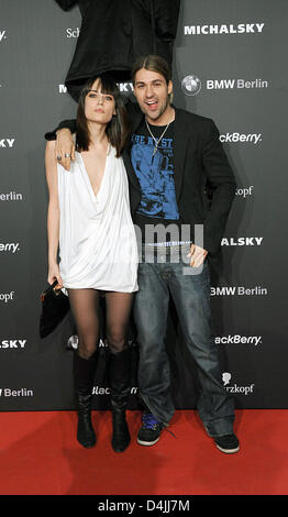 Stargeiger David Garrett und seine Freundin Tatjana Gellert kommen für eine Show des Design-Label? Michalsky? während der Mercedes-Benz Fashion Week in Berlin, Deutschland, 30. Januar 2009. Modetrends für die Herbst/Winter-Saison 2009 werden in Berlin ab 1. Februar 2009 vorgestellt. Foto: Jens Kalaene Stockfoto