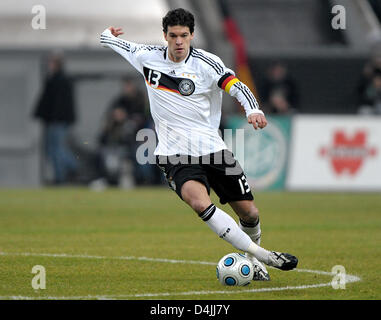 Deutsches Teamkapitän Michael Ballack ist in Aktion während das Länderspiel gegen Norwegen an LTU Arena in Düsseldorf, 11. Februar 2009 dargestellt. Norwegen besiegt Deutschland 1: 0. Foto: Franz-Peter Tschauner Stockfoto