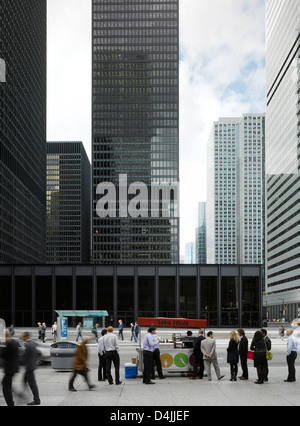 Dominion-Türme, Toronto, Kanada. Architekt: Ludwig Mies van der Rohe, 1967. Blick auf Tower und Bankverkehr Halle. Stockfoto