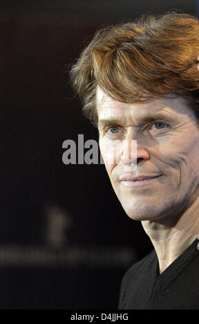 US-Schauspieler Willem Dafoe stellt bei dem Fototermin für seinen Film? Der Staub der Zeit? auf der 59. Internationalen Filmfestspiele Berlin in Berlin, Deutschland, 12. Februar 2009. Der Film läuft außer Konkurrenz im Wettbewerb teil, insgesamt 18 Filme konkurrieren für Silber und goldenen Bären der 59. Berlinale. Foto: SOEREN STACHE Stockfoto