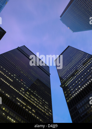 Dominion-Türme, Toronto, Kanada. Architekt: Ludwig Mies van der Rohe, 1967. Abenddämmerung Blick Richtung Himmel. Stockfoto