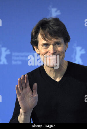 US-Schauspieler Willem Dafoe stellt bei dem Fototermin für seinen Film? Der Staub der Zeit? auf der 59. Internationalen Filmfestspiele Berlin in Berlin, Deutschland, 12. Februar 2009. Der Film läuft außer Konkurrenz im Wettbewerb teil, insgesamt 18 Filme konkurrieren für Silber und goldenen Bären der 59. Berlinale. Foto: Tim Brakemeier Stockfoto