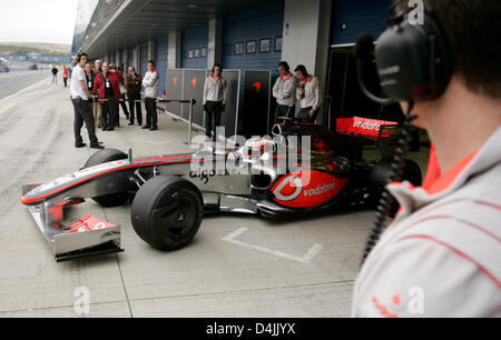 Finnische Formel-1-Pilot Heikki Kovalainen McLaren Mercedes steuert seine Rennwagen aus den Gruben bei Testfahrten in Jerez De La Frontera, Spanien, 10. Februar 2009. Foto: Felix Heyder Stockfoto