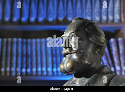 Die Büste des Zoologen Ernst Haeckel in seinem ursprünglichen Büro am Ernst-Haeckel-Haus von der Friedrich-Schiller-Universität in Jena, Deutschland, 13. Februar 2009 zu sehen. Haeckel, auch bekannt als das? Deutsch Darwin?, rief seine Heimat? Berggasse? Lane in Jena? Villa Medusa?, weil er auf seine Monographie der Medusen arbeitete, während das Haus gebaut wurde. Die Universität? s Institut für die Geschichte Stockfoto