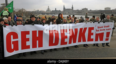 Demonstranten mit einem Plakat lesen? Geh Denken? (beleuchtet: glaube) gehen über Elbbrücke in Dresden, Deutschland, 14. Februar 2009. Die Gedenken an den Dresden Bombardierungen durch die alliierten Flugzeuge erfolgen vor 64 Jahren unter eine große Zahl von Polizisten. Mehrere tausend Menschen protestierten gegen Aktivitäten der Rechtsextremisten, die für eine anregende getroffen? Trauermarsch? auf dieser Stockfoto