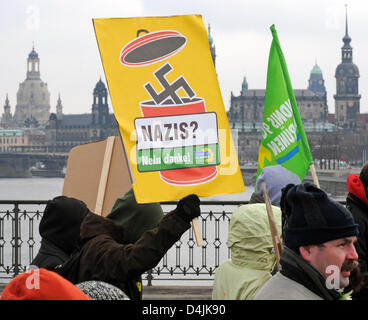 Demonstranten mit Plakaten laufen über Elbbrücke in Dresden, Deutschland, 14. Februar 2009. Die Gedenken an den Dresden Bombardierungen durch die alliierten Flugzeuge erfolgen vor 64 Jahren unter eine große Zahl von Polizisten. Mehrere tausend Menschen protestierten gegen Aktivitäten der Rechtsextremisten, die für eine anregende getroffen? Trauermarsch? bei dieser Gelegenheit für Jahre. Foto: Ralf Hirs Stockfoto