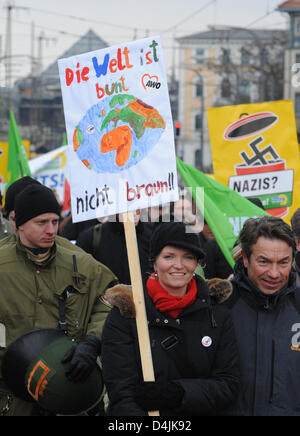 Demonstranten mit Plakaten laufen über Elbbrücke in Dresden, Deutschland, 14. Februar 2009. Die Gedenken an den Dresden Bombardierungen durch die alliierten Flugzeuge erfolgen vor 64 Jahren unter eine große Zahl von Polizisten. Mehrere tausend Menschen protestierten gegen Aktivitäten der Rechtsextremisten, die für eine anregende getroffen? Trauermarsch? bei dieser Gelegenheit für Jahre. Foto: Ralf Hirs Stockfoto