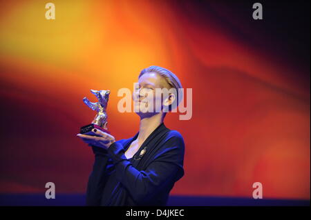 Präsident der Berlinale Jury Tilda Swinton präsentiert den silbernen Bären bei der Preisverleihung auf der 59. Internationalen Filmfestspiele Berlin in Berlin, Deutschland, 14. Februar 2009. Insgesamt 18 Filme konkurriert für Silber und goldenen Bären der 59. Berlinale. Foto: Jörg Carstensen Stockfoto