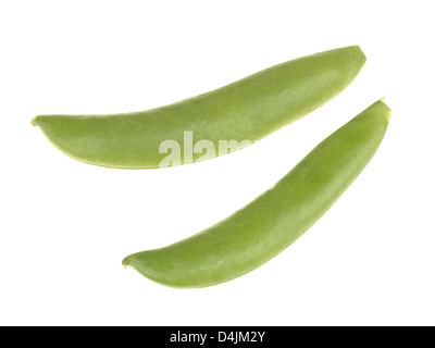 Frische reife Gesunde natürliche Garten Erbsen in Hülsen, bereit zu essen, isoliert gegen den weißen Hintergrund, mit Freistellungspfad, keine Personen Stockfoto