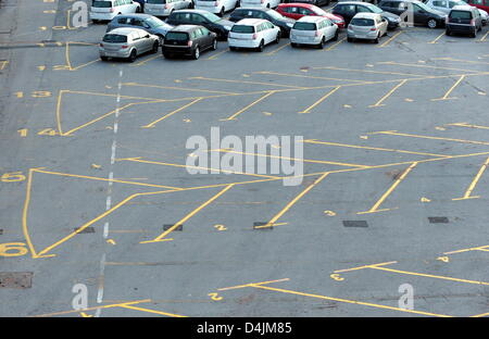 Opel Parkplatz sind Autos auf dem Betriebsgelände in Bochum, Deutschland, 18. Februar 2009 abgebildet. Opel-Mitarbeiter über Nacht die neuesten Entwicklungen verfolgt und weiterhin hoffen, dass ihre Produktionsstätte nicht heruntergefahren wird, sagte ein Mitarbeiter. Opel-Muttergesellschaft General Motors (GM) angekündigt, dass es 26.000 Arbeitsplätze außerhalb der USA abgebaut würden. GM-CEO Rick Wagoner hatte eine Rescu vorgelegt. Stockfoto