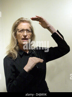 US-Fotografin Annie Leibovitz steht neben einem ihrer Werke auf dem Display in Berlin, Deutschland, 20. Februar 2009. Ihre Fotografien sind in der Ausstellung auf dem Display? Ein Fotograf? s Leben 1990-2005? bei c/o Galerie bis 24 Mai. Foto: XAMAX Stockfoto