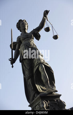 Die Statue der Justitia, Roman Goddess der Gerechtigkeit und des Rechtssystems, steht auf der Gerechtigkeit-Brunnen in Frankfurt Main, Deutschland, 23. Dezember 2008. In ihren Händen hält sie ein Schwert und ein paar Schuppen. Foto: Frank Rumpenhorst Stockfoto