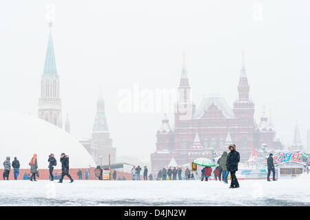 Moskau, Russland. 15. März 2013. Moskau-Hosenträger für größte März Schneefall in 50 Jahren. Menschen auf dem Roten Platz, 15. März 2013. Bildnachweis: Alexander Stzhalkouski / Alamy Live News Stockfoto