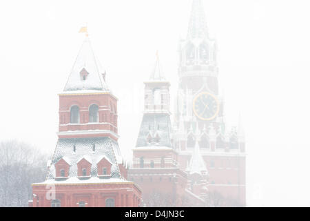 Moskau, Russland. 15. März 2013. Moskau-Hosenträger für größte März Schneefall in 50 Jahren. Schnee auf dem Roten Platz, 15. März 2013. Bildnachweis: Alexander Stzhalkouski / Alamy Live News Stockfoto