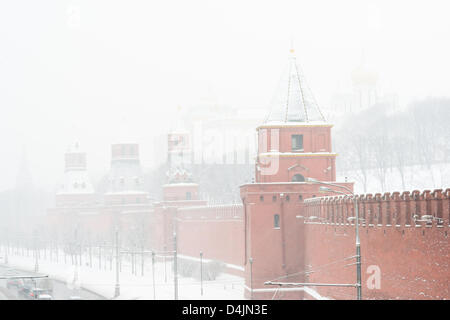 Moskau, Russland. 15. März 2013. Moskau-Hosenträger für größte März Schneefall in 50 Jahren. Schnee auf dem Roten Platz, 15. März 2013. Bildnachweis: Alexander Stzhalkouski / Alamy Live News Stockfoto