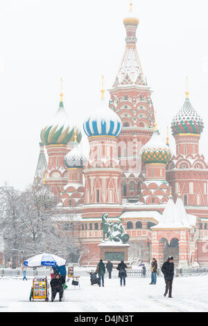 Moskau, Russland. 15. März 2013. Moskau-Hosenträger für größte März Schneefall in 50 Jahren. Schnee auf dem Roten Platz, 15. März 2013. Bildnachweis: Alexander Stzhalkouski / Alamy Live News Stockfoto