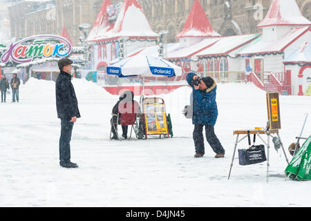 Moskau, Russland. 15. März 2013. Moskau-Hosenträger für größte März Schneefall in 50 Jahren. Fotograf auf dem Roten Platz, 15. März 2013. Bildnachweis: Alexander Stzhalkouski / Alamy Live News Stockfoto