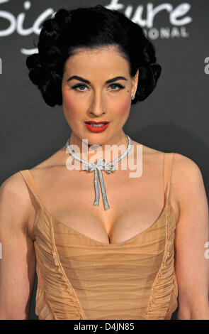 Amerikanische burlesque Künstlerin Dita von Teese kommt an die? Montblanc Signature for Good? Veranstaltung in den Paramount Studios in Los Angeles, USA, 20. Februar 2009. Foto: Hubert Boesl Stockfoto