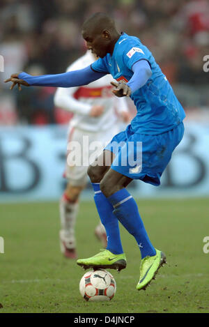 Hoffenheim? s Demba Ba führt den Ball während der Bundesliga VfB Stuttgart Vs TSG 1899 Hoffenheim in der Mercedes-Benz Arena in Stuttgart, Deutschland, 21. Februar 2009 entsprechen. Das Spiel endete 3: 3. Foto: Ronald Wittek Stockfoto