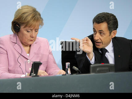 Bundeskanzlerin Angela Merkel und Frankreichs Präsident Nicolas Sarkozy bei einer Pressekonferenz in der Kanzlei in Berlin, Deutschland, 22. Februar 2009 auf der Poidum gesehen. Führende EU-Politiker hielt eine Sondersitzung zu versuchen und finden einen gemeinsamen Standpunkt über die Wirtschaftskrise und Mechanismen zur Kontrolle der Finanzmärkte im Zuge der bevorstehenden G20-finanzielle Weltgipfel in Lo Stockfoto