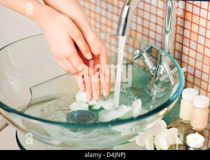 Waschen der Hände mit Seife unter fließendem Wasser. Stockfoto