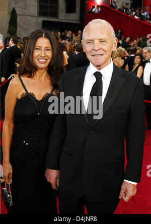 Britischer Schauspieler Sir Anthony Hopkins und seine Frau Stella Arroyave kommen auf dem roten Teppich für die 81. Academy Awards im Kodak Theatre in Hollywood, Kalifornien, USA, 22. Februar 2009. Zu Ehren der Academy Awards, im Volksmund bekannt als die Oscars, Exzellenz im Kino. Foto: Hubert Boesl Stockfoto