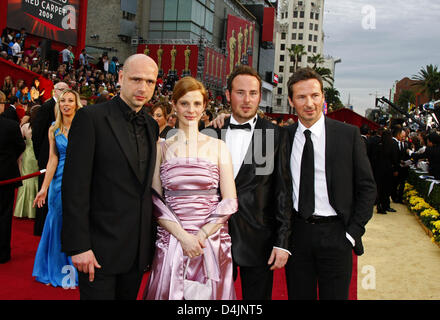 Der deutsche Regisseur Jochen Alexander Freydank (L-R), die Schauspielerin Julia Jäger, der Co-Autor Johann A. Bunners und David C. Bunners, Produzent und Schauspieler, kommen am 22. Februar 2009 auf den roten Teppich für die 81. Academy Awards im Kodak Theater in Hollywood, Kalifornien, USA. Freydank gewann den Oscar für den besten Live-Action-Kurzfilm für seinen Film ?Spielzeugland? (?Toyland?). Die Academy Awards, im Volksmund bekannt als Stockfoto