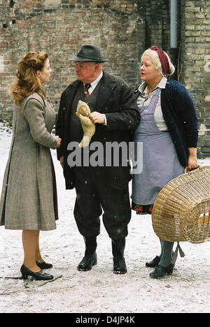 Das undatierte Bild zeigt Schauspielerin Julia Jäger (L) als Marianne Meissner, Klaus-Jürgen Steinmann und Heike W. Reichenwallner als Nachbar in eine Szene aus dem Kurzfilm? Spielzeugland? (? Spielzeugland?). Der Film des deutschen Regisseurs Jochen Alexander Freydank gewann den Oscar in der Kategorie? Am besten live-Action-Kurzfilm? bei den 81. Academy Awards in Los Angeles, USA am 22 Phaebrua Stockfoto