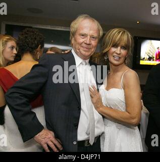 Deutscher Regisseur Wolfgang Petersen und seiner Frau Maria feiern auf einer Party für den deutschen Oscar nominierten Film? Der Baader-Meinhof-Komplex? in Los Angeles, USA, 22. Februar 2009. Der Film wurde als bester fremdsprachiger Film bei den 81. Academy Awards nominiert. Foto: Hubert Boesl Stockfoto